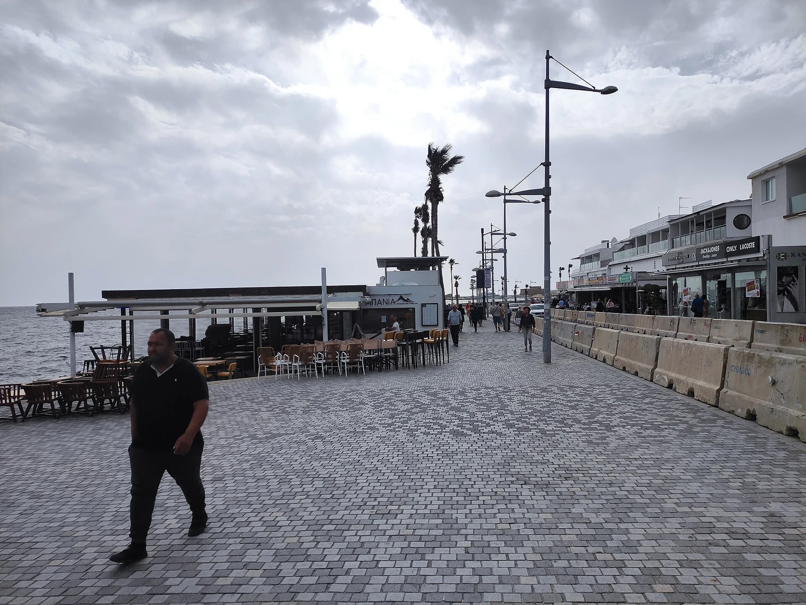 Brukowana promenada przy alei Poseidonos w Kato Pafos