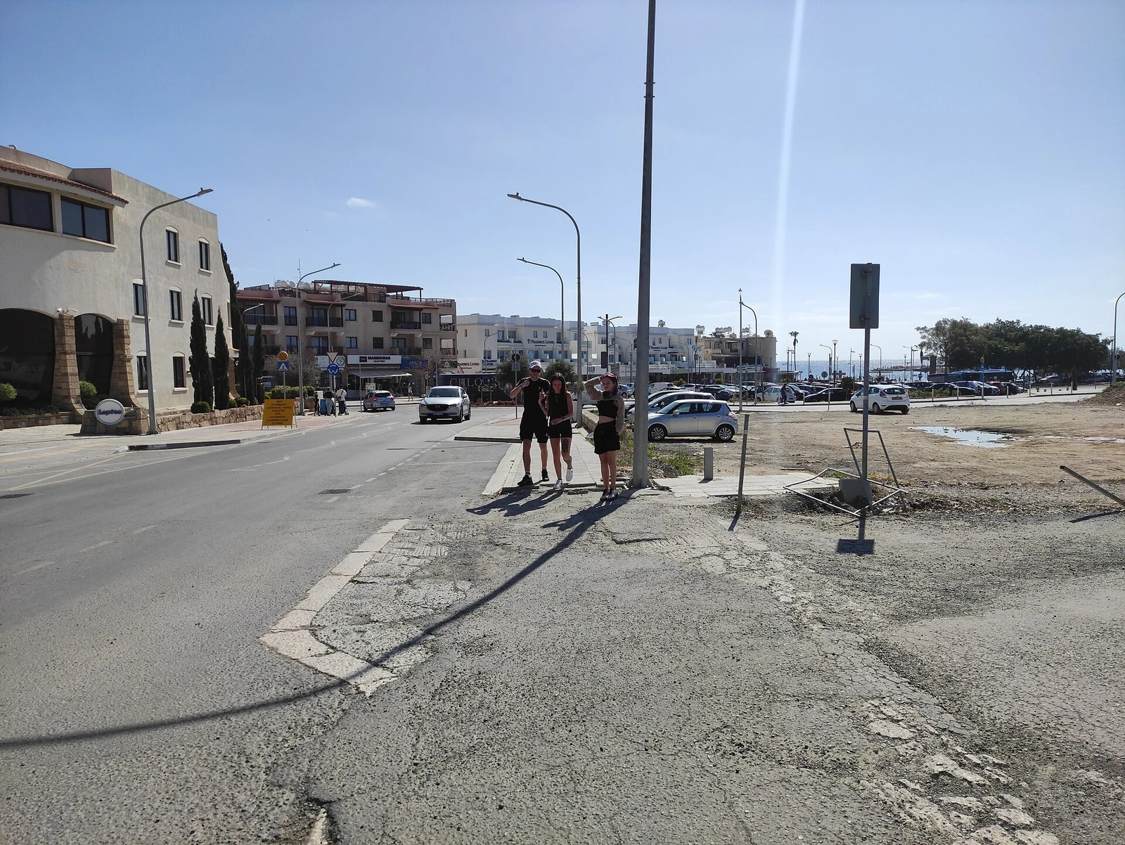 Jezdnia i chodnik przy ulicy Apostolou Pavlou w Pafos