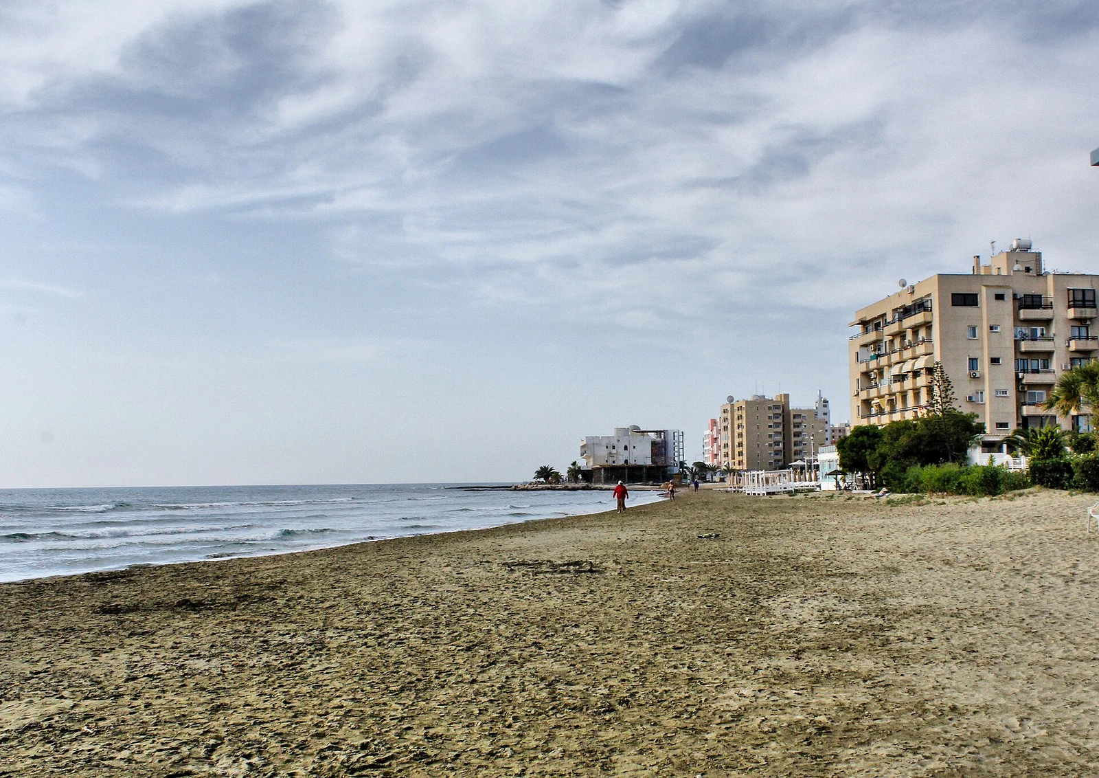Plaża Mackenzie z nadmorskimi budynkami w Larnace
