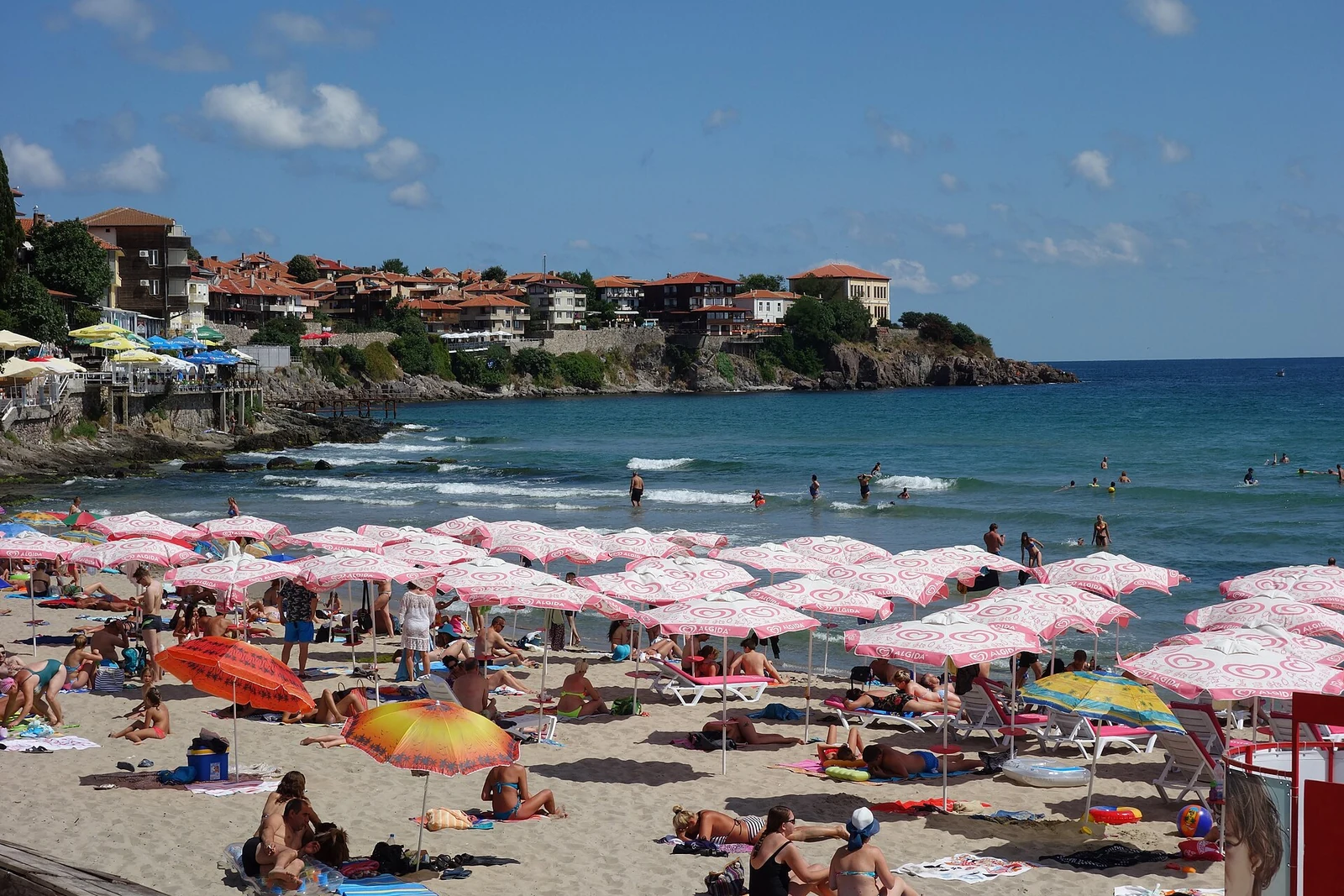 Parasole na plaży miejskiej i budynki przy zatoce w Sozopolu