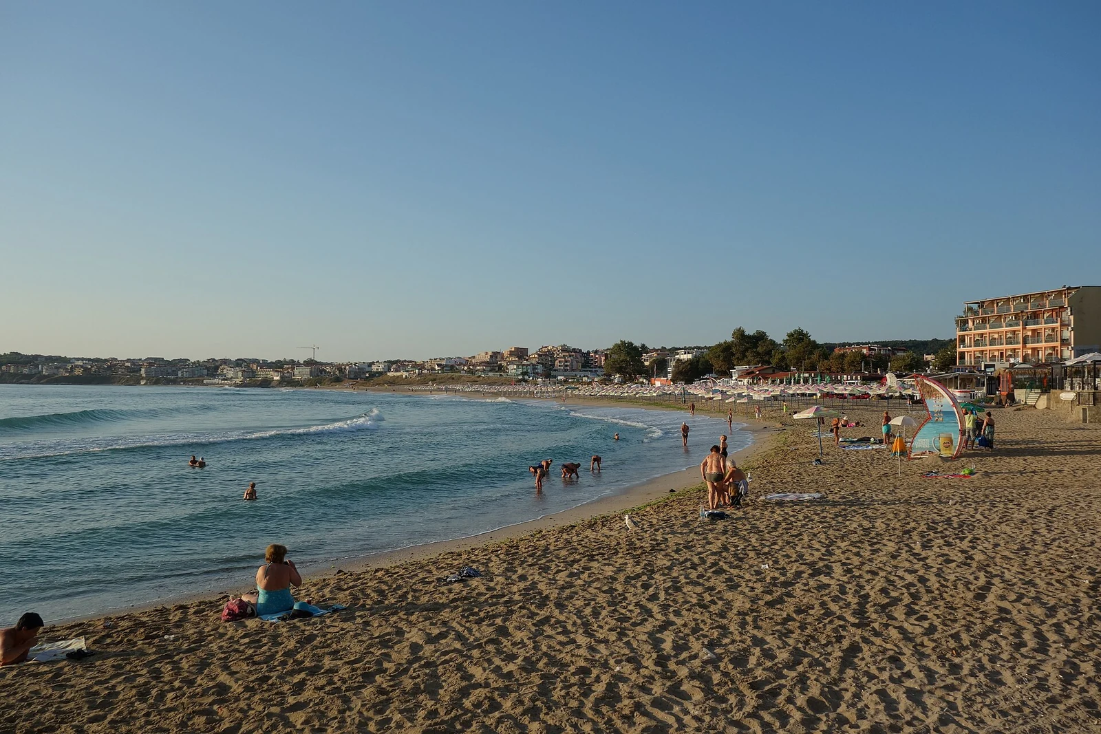 Plaża, morze i budynki nowej części Sozopola