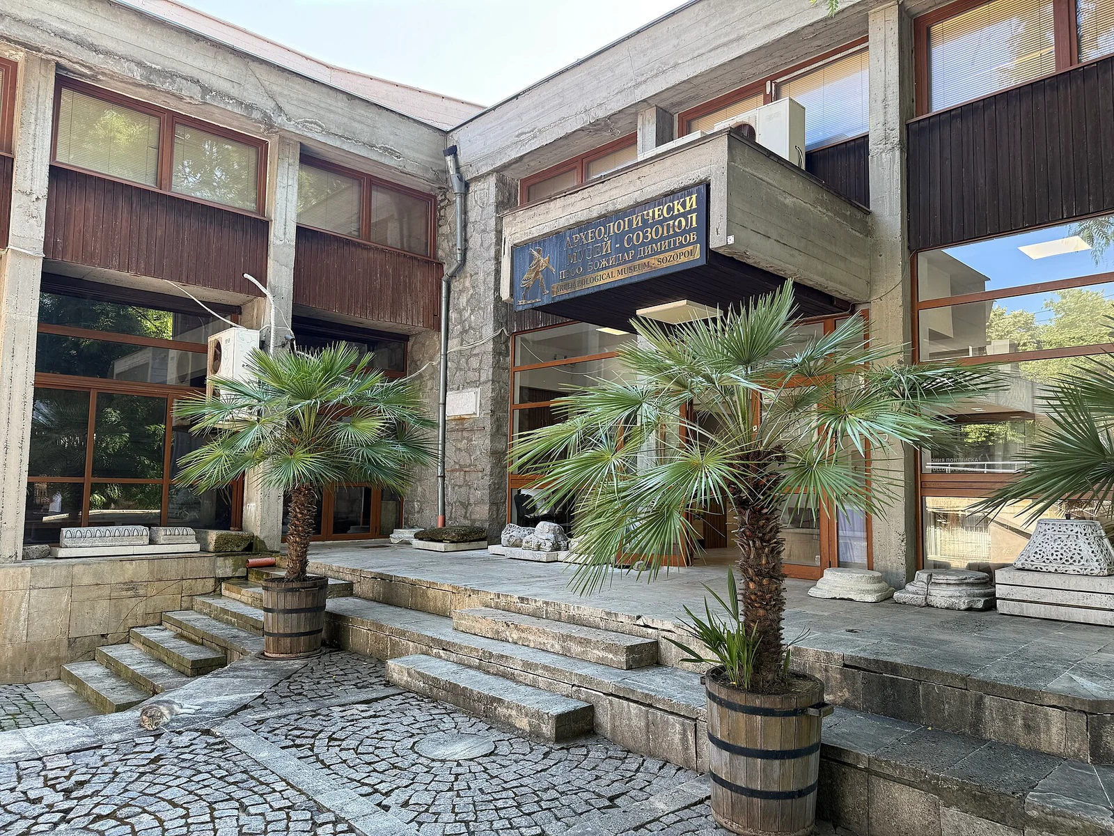 Schody, wejście i fasada muzeum archeologicznego w Sozopolu