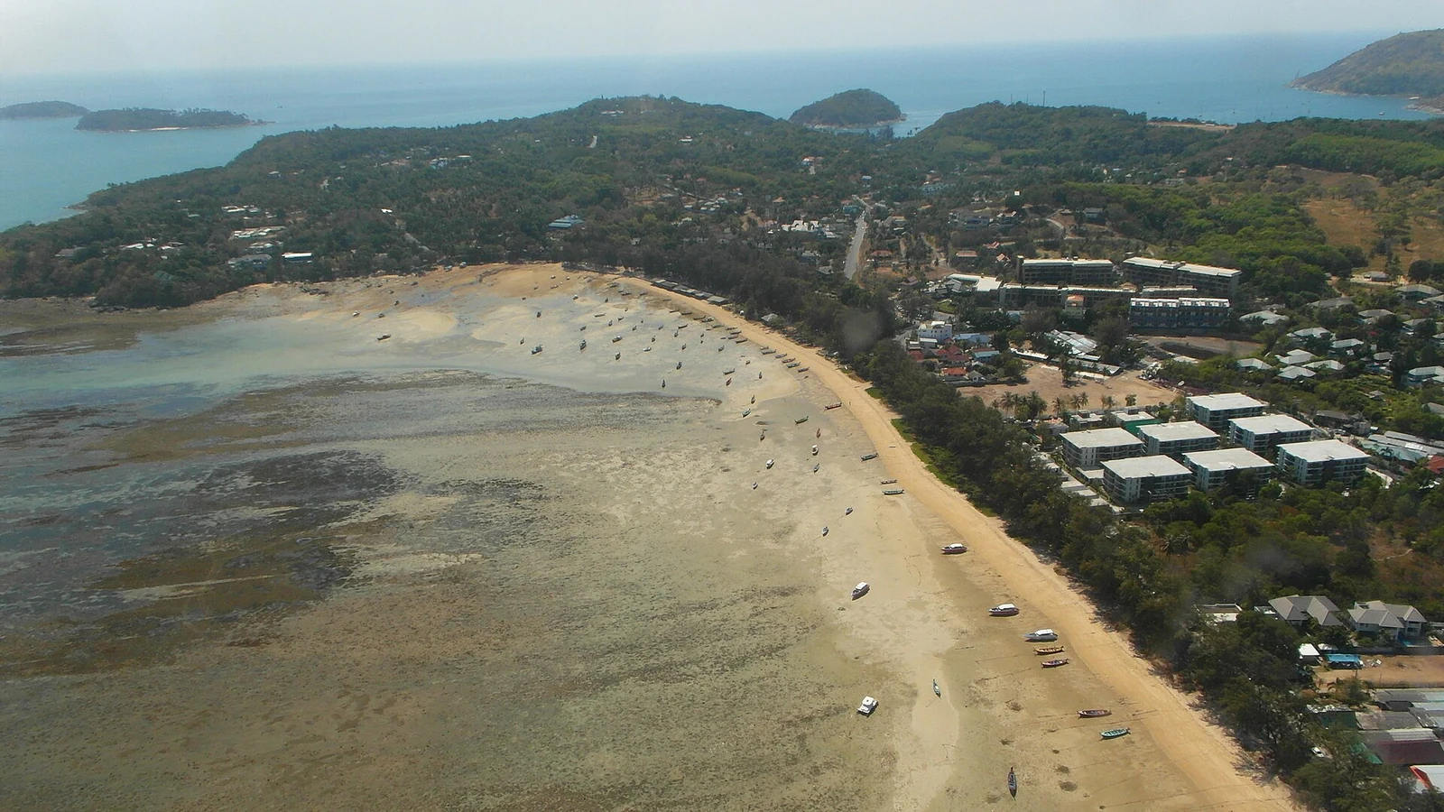 Zatoka, plaża i niska zabudowa na wybrzeżu Phuket