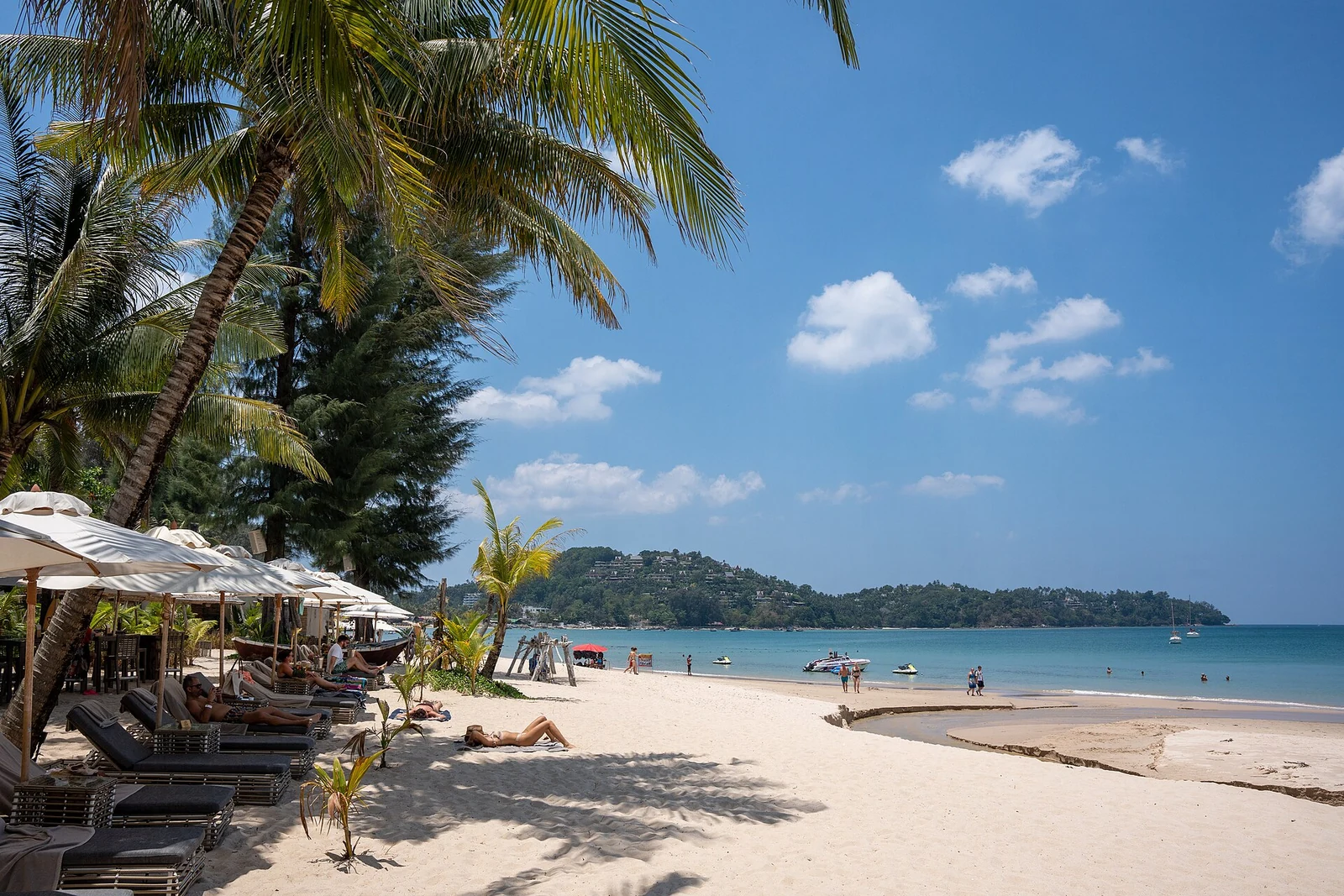 Palmy i jasny piasek na plaży Bang Tao na Phuket