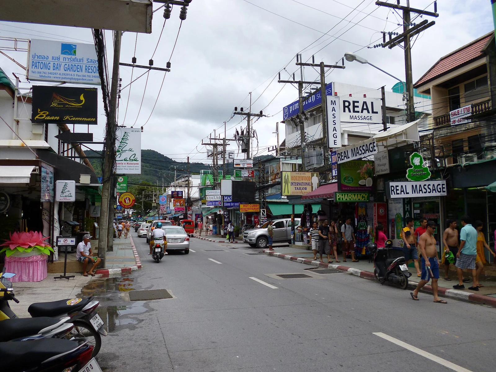 Ulica Thaweewong Road z lokalami i ruchem drogowym w Patong