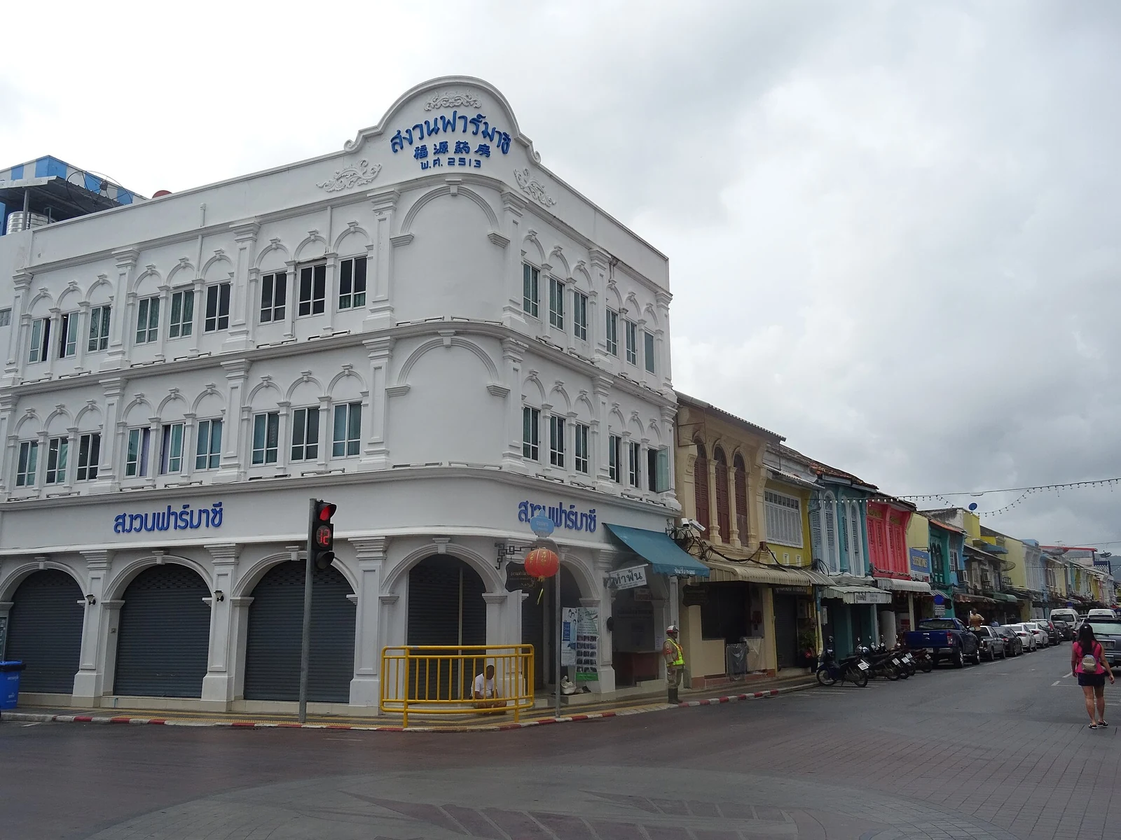 Narożny budynek i zabudowa przy Thalang Road w Phuket Town