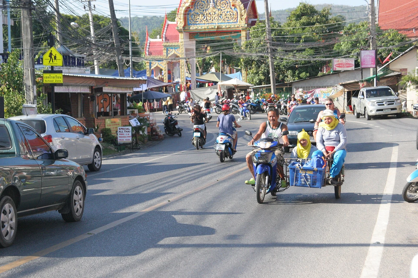Samochody i skutery na ulicy na Phuket