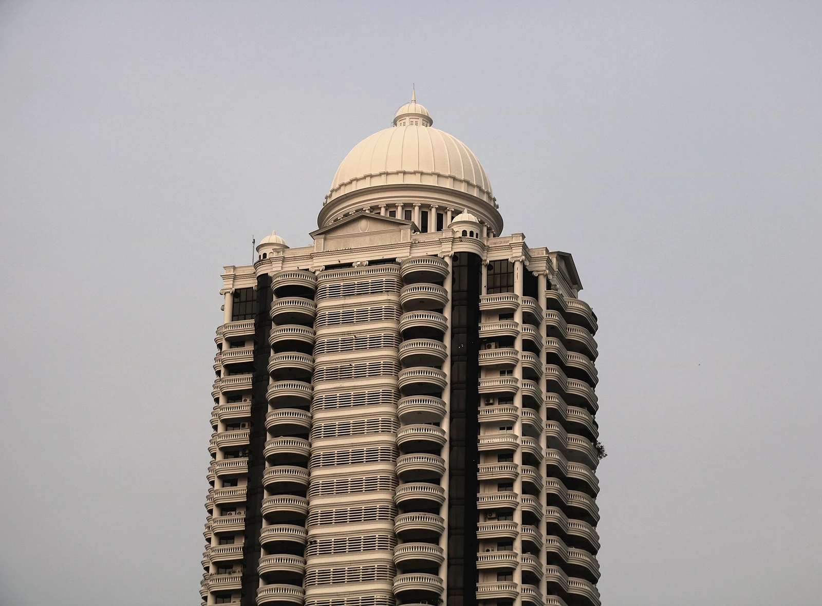 Górna część wieżowca Bangkok River Park Condominium z kopułą