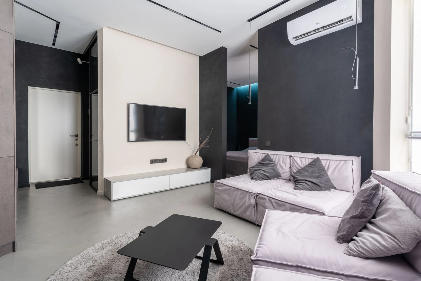 Jasny salon z sofami, stolikiem i telewizorem