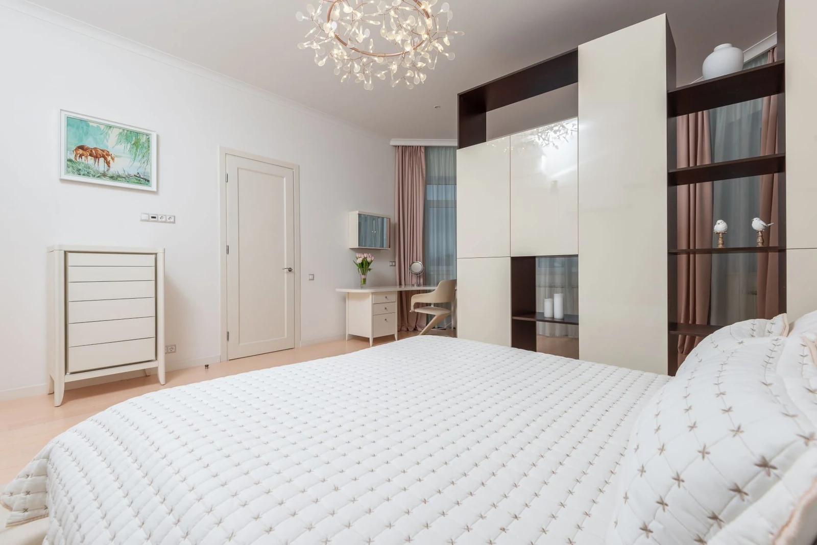 Jasna sypialnia z łóżkiem i meblami w apartamencie
