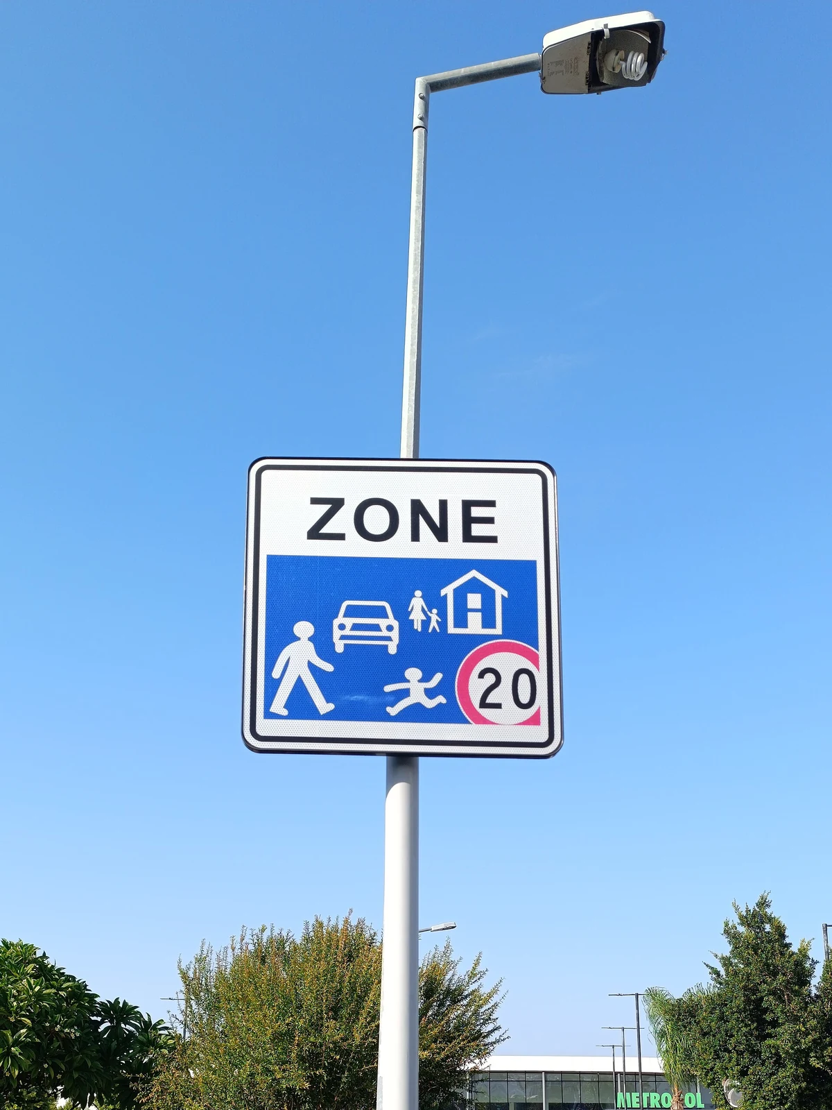 Niebieski znak strefy zamieszkania i latarnia w Kyrenii