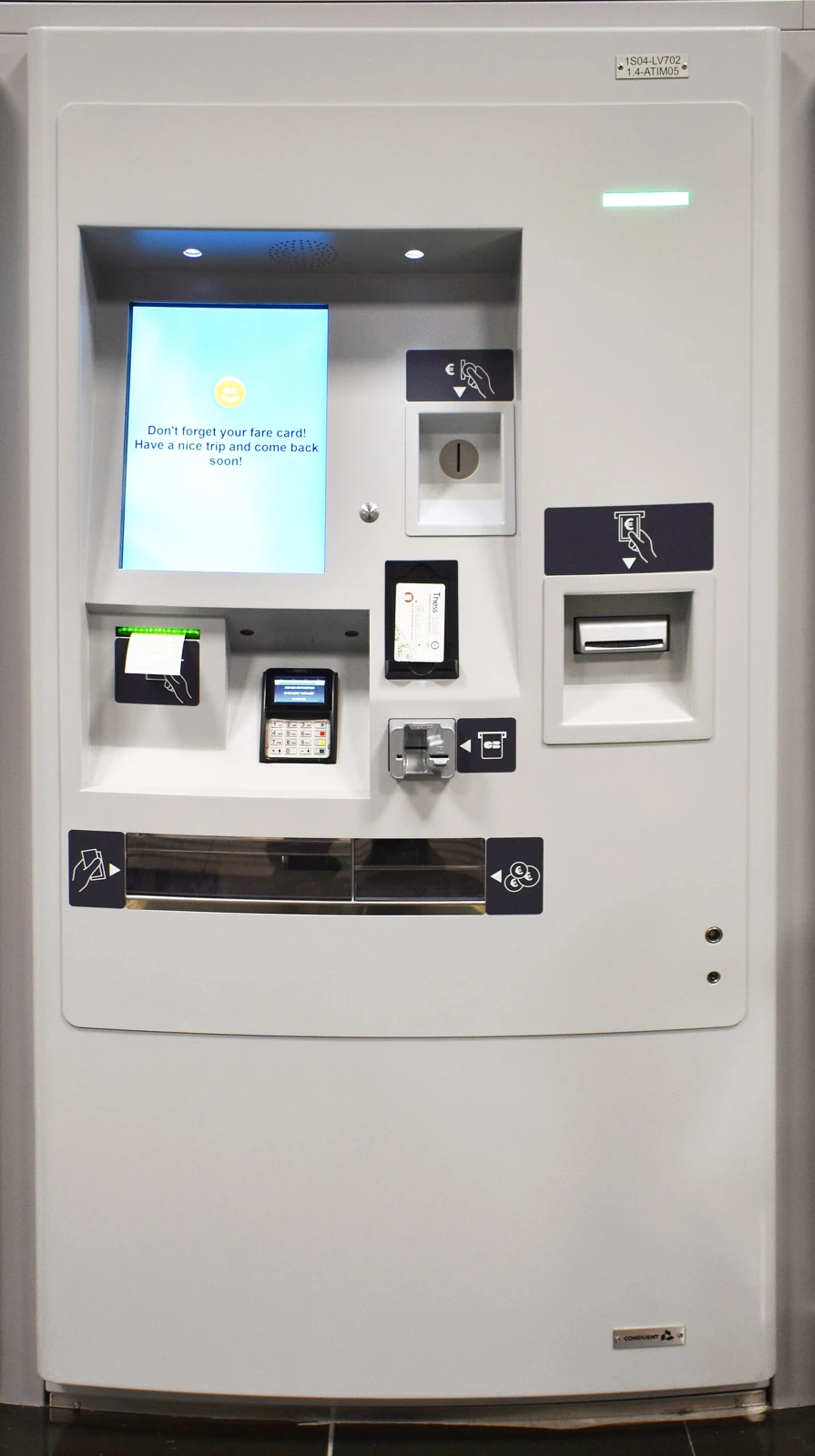 Automat biletowy metra w Salonikach z ekranem, terminalem płatniczym i otworami na gotówkę