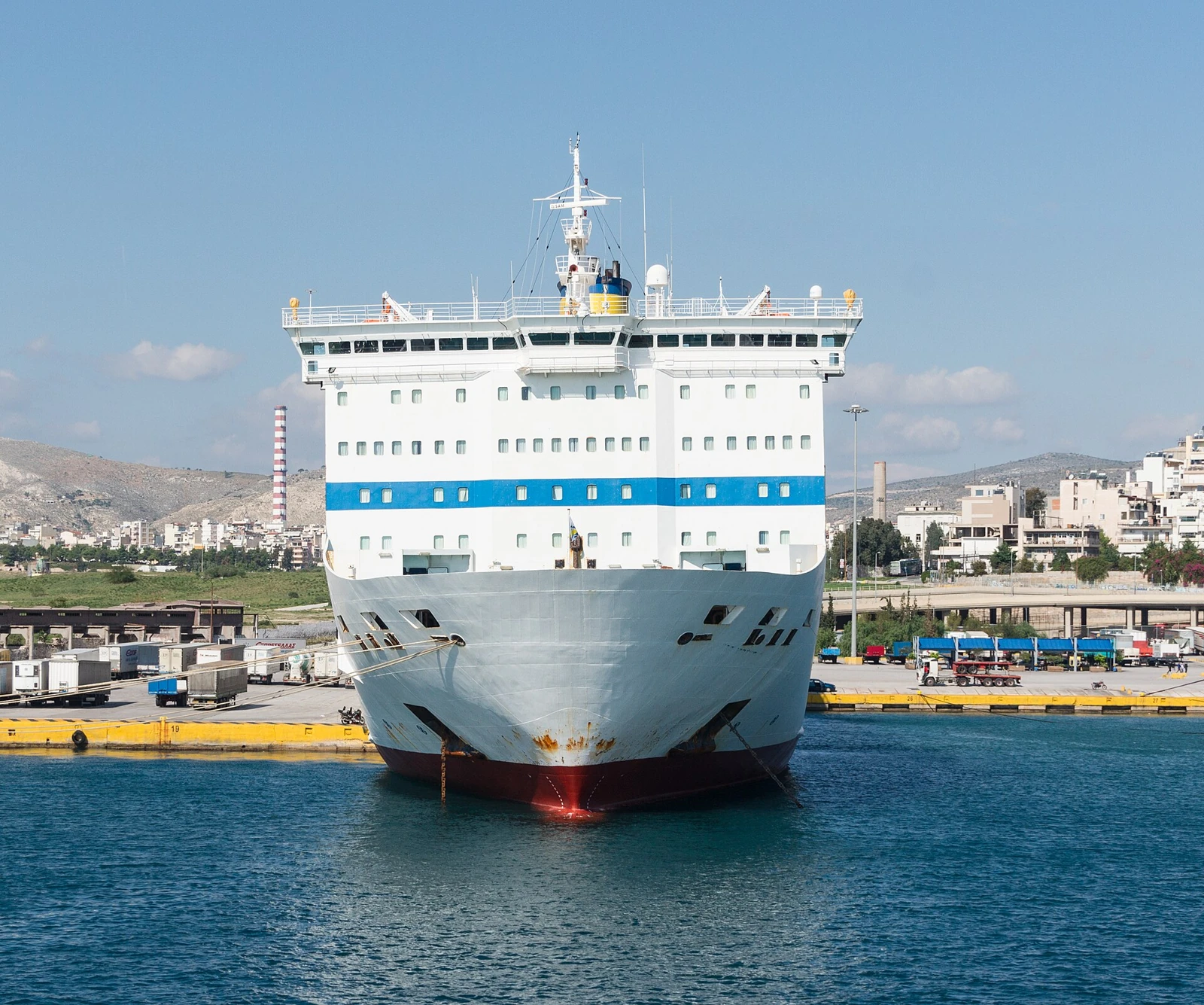 Prom El. Venizelos widziany od dziobu przy nabrzeżu portu w Pireusie