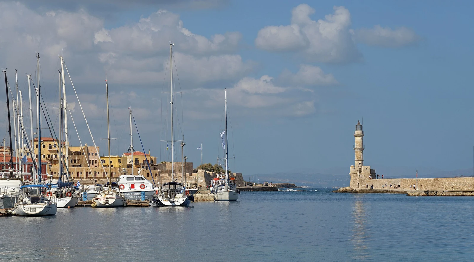 Port, łodzie, nabrzeżna zabudowa i latarnia — Chania