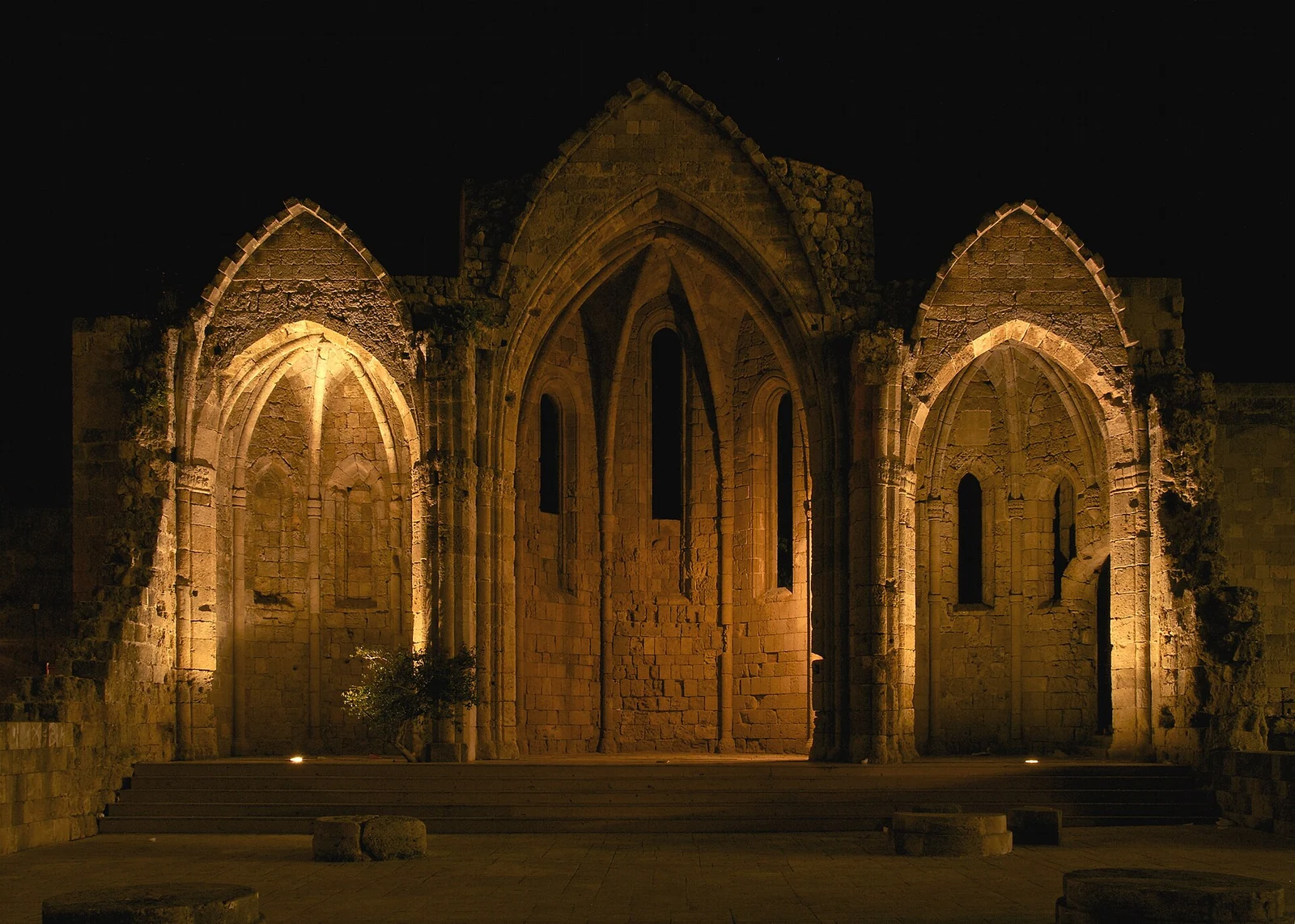 Podświetlone kamienne łuki ruin kościoła Panagia tou Bourgou w mieście Rodos nocą