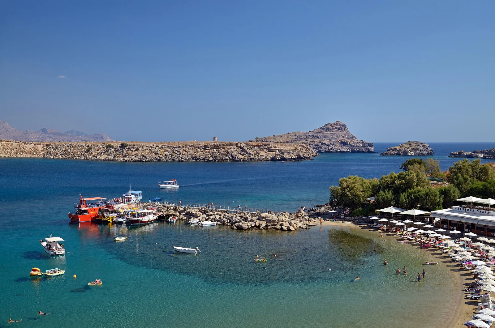 Mała przystań, łodzie i plaża — Lindos, Rodos