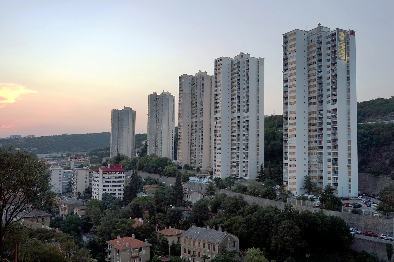 Wieżowce mieszkalne na zboczu w osiedlu Rastočine w Rijece