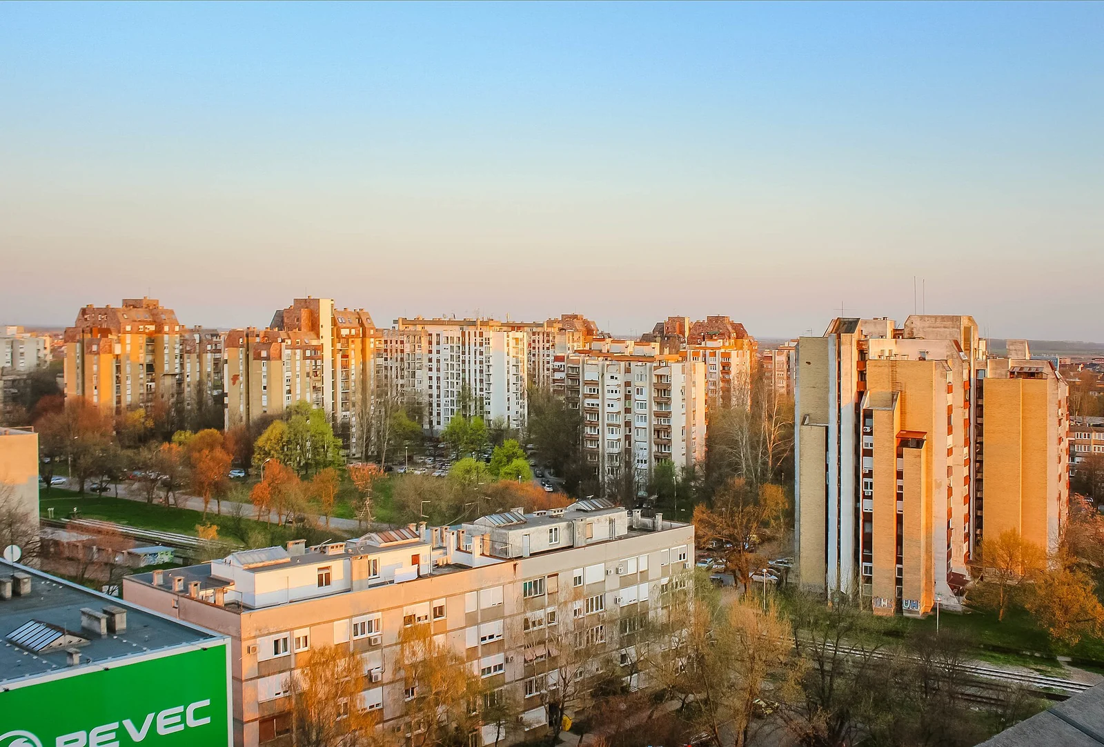 Osiedle Sjenjak w Osijeku z wielokondygnacyjnymi budynkami i zielenią