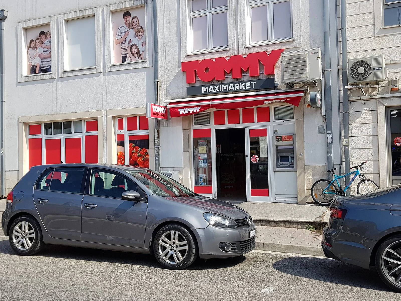 Wejście do sklepu Tommy w Makarskiej z samochodami zaparkowanymi przy ulicy