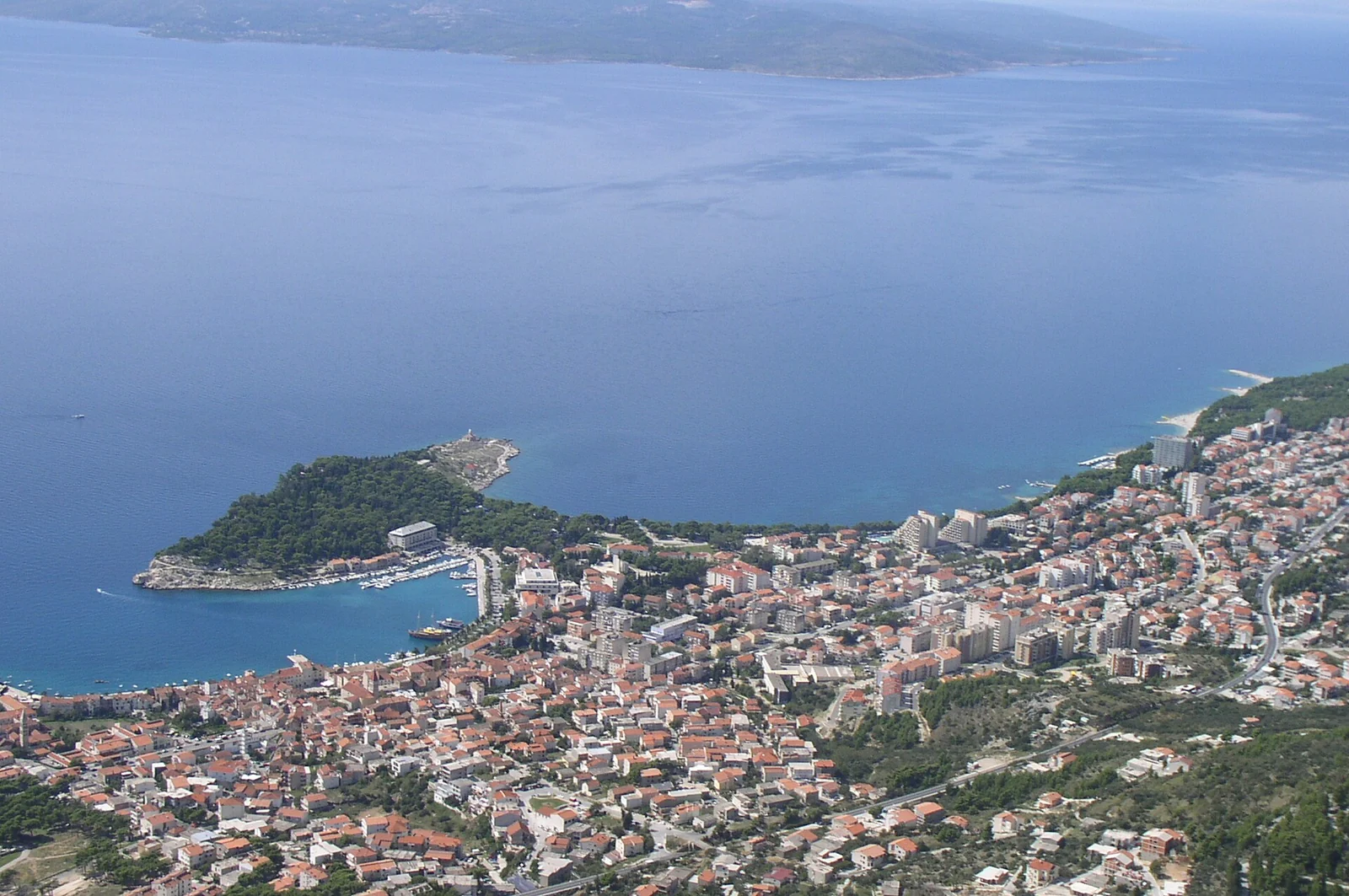 Panorama zabudowy Makarskiej nad Adriatykiem