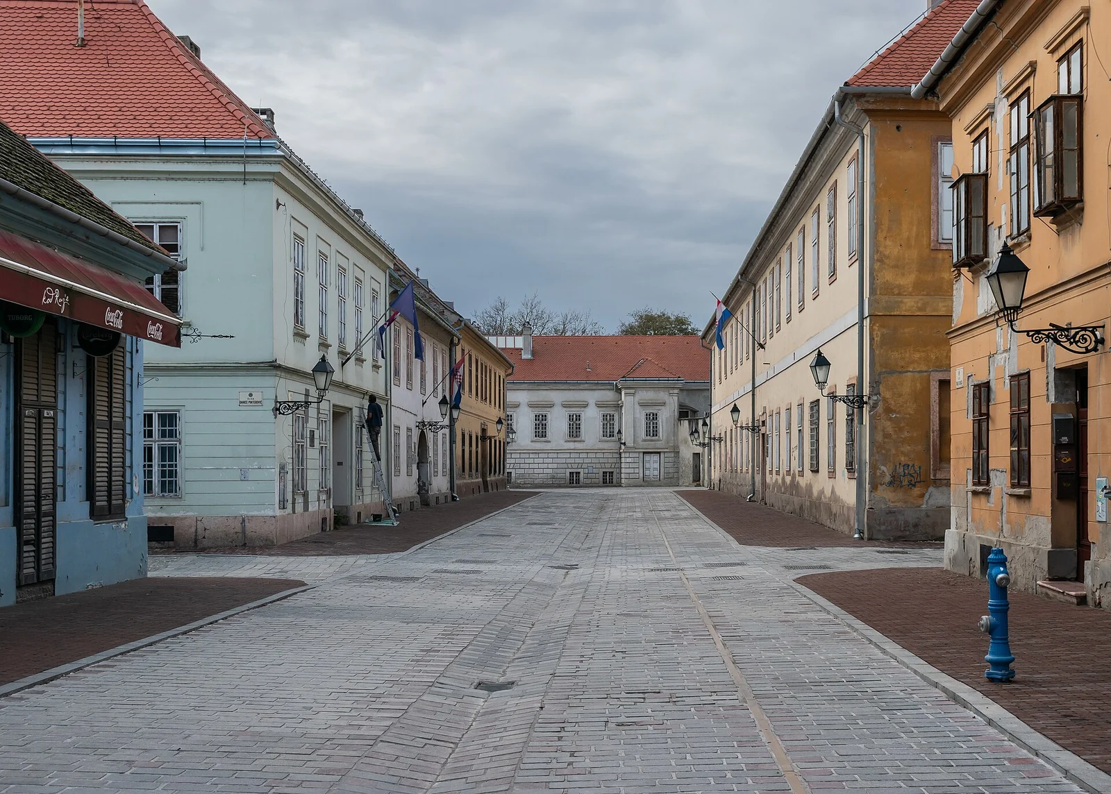 Ulica Franje Kuhača w Osijeku z historyczną zabudową po obu stronach