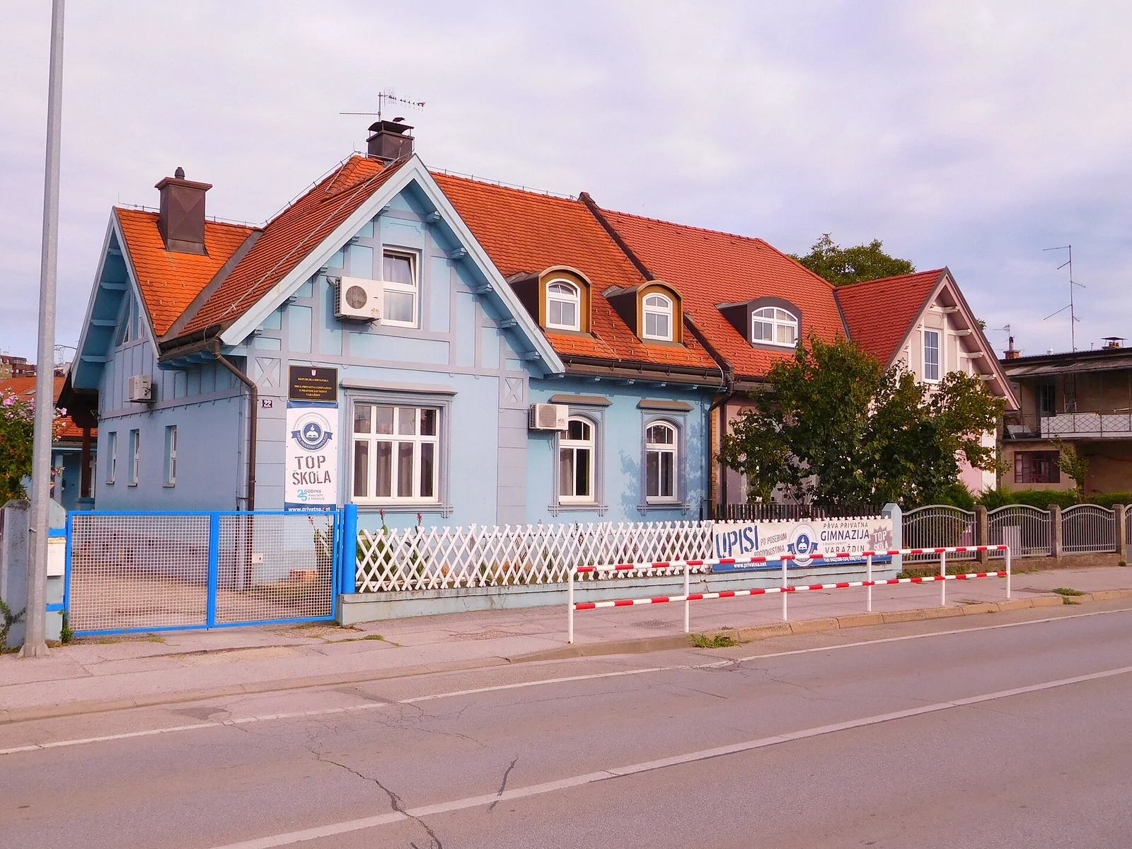 Budynki przy ulicy Frana Supila w Varaždinie i jezdnia przed nimi