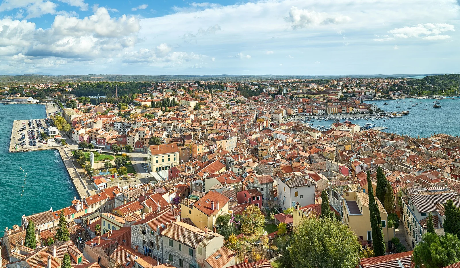 Zabudowa i nabrzeże Rovinj widziane z wieży kościoła św. Eufemii