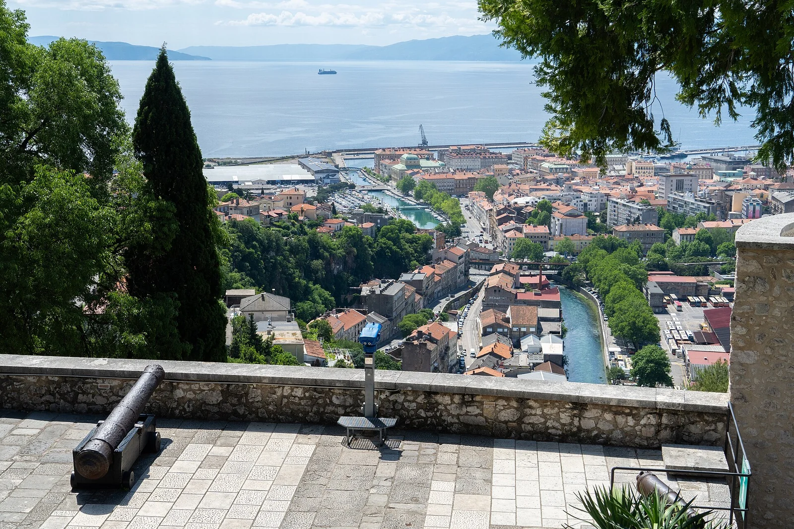 Rijeka i zatoka widziane z zamku Trsat, z zielenią i zabudową na zboczach