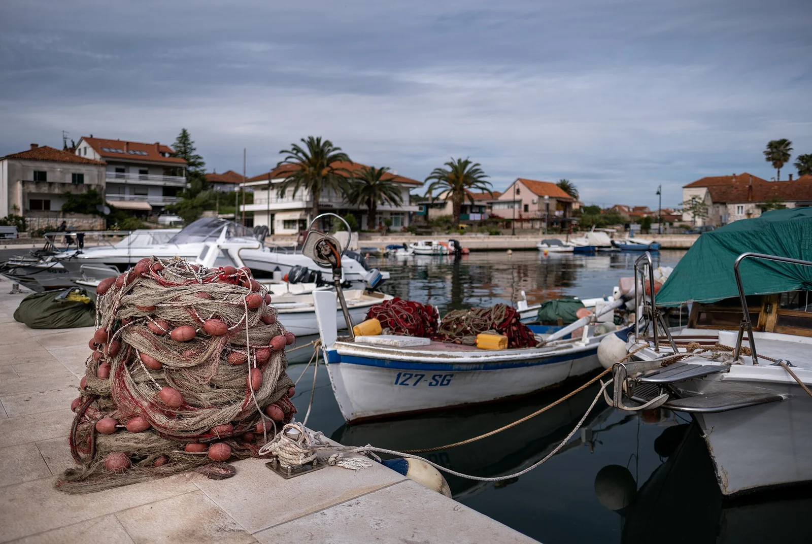 Łodzie rybackie i sieci przy nabrzeżu Stari Gradu na wyspie Hvar