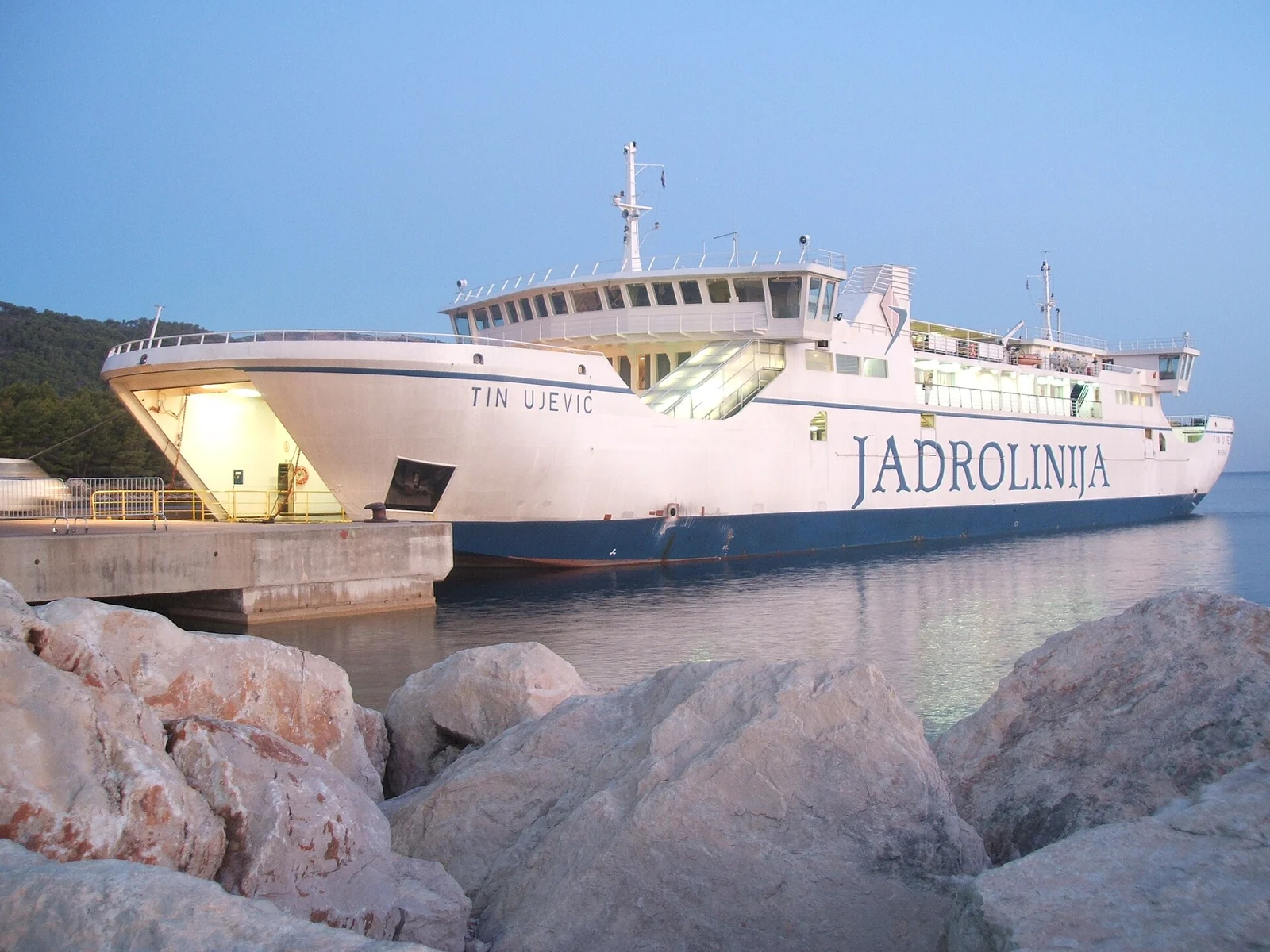 Prom Tin Ujević przy terminalu w Stari Gradzie na wyspie Hvar