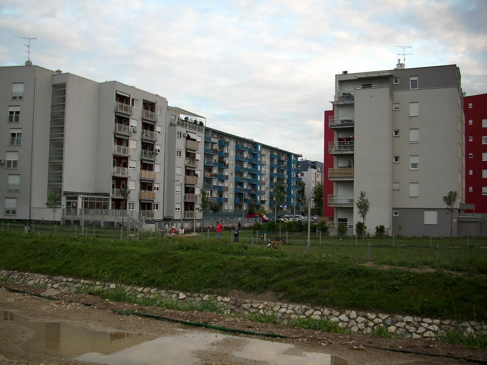 Kilka wielokondygnacyjnych budynków i wspólny zielony teren w Špansko-Oranice w Zagrzebiu