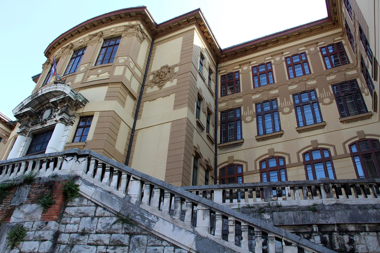 Fasada sądu miejskiego w Rijece ze schodami i balustradą