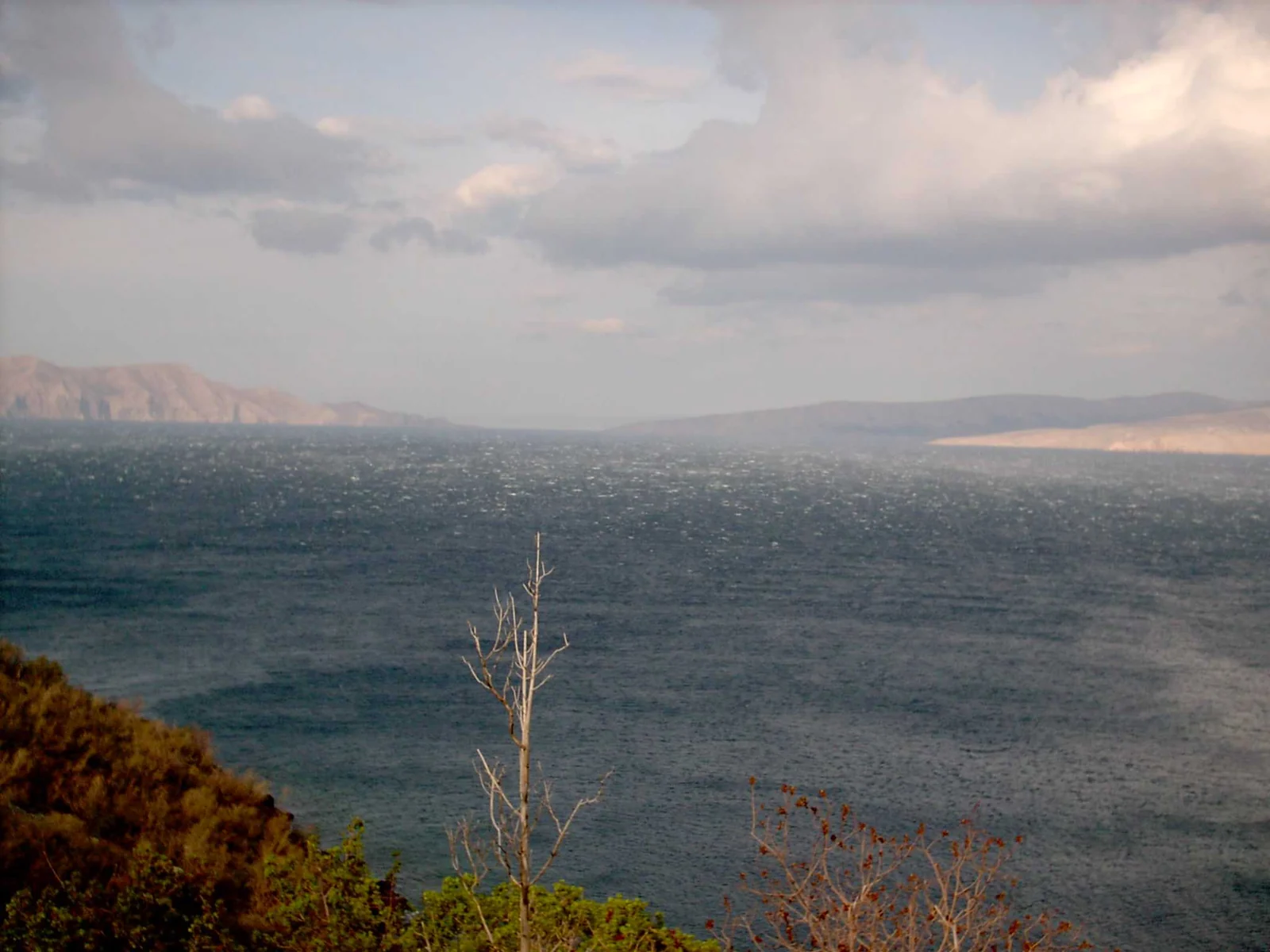 Wzburzona powierzchnia morza i wyspy w oddali podczas bory w rejonie Senj