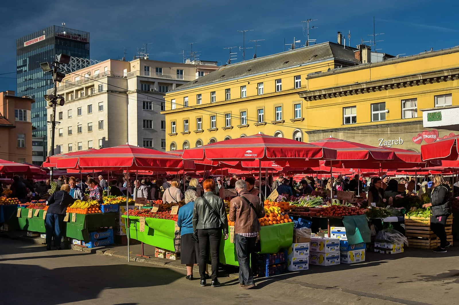 Stoiska i czerwone parasole targu Dolac w Zagrzebiu