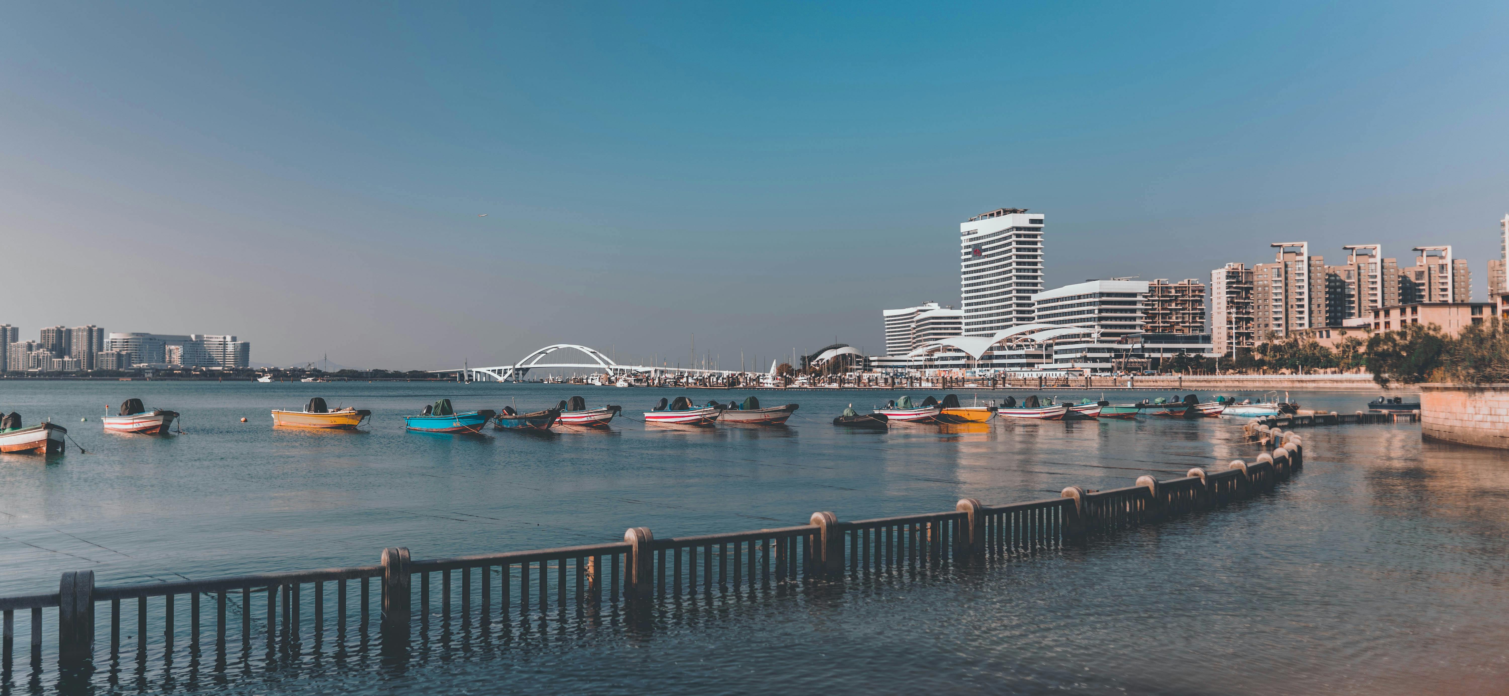 Panoramiczny widok Albanii jako tło sekcji domykającej hub