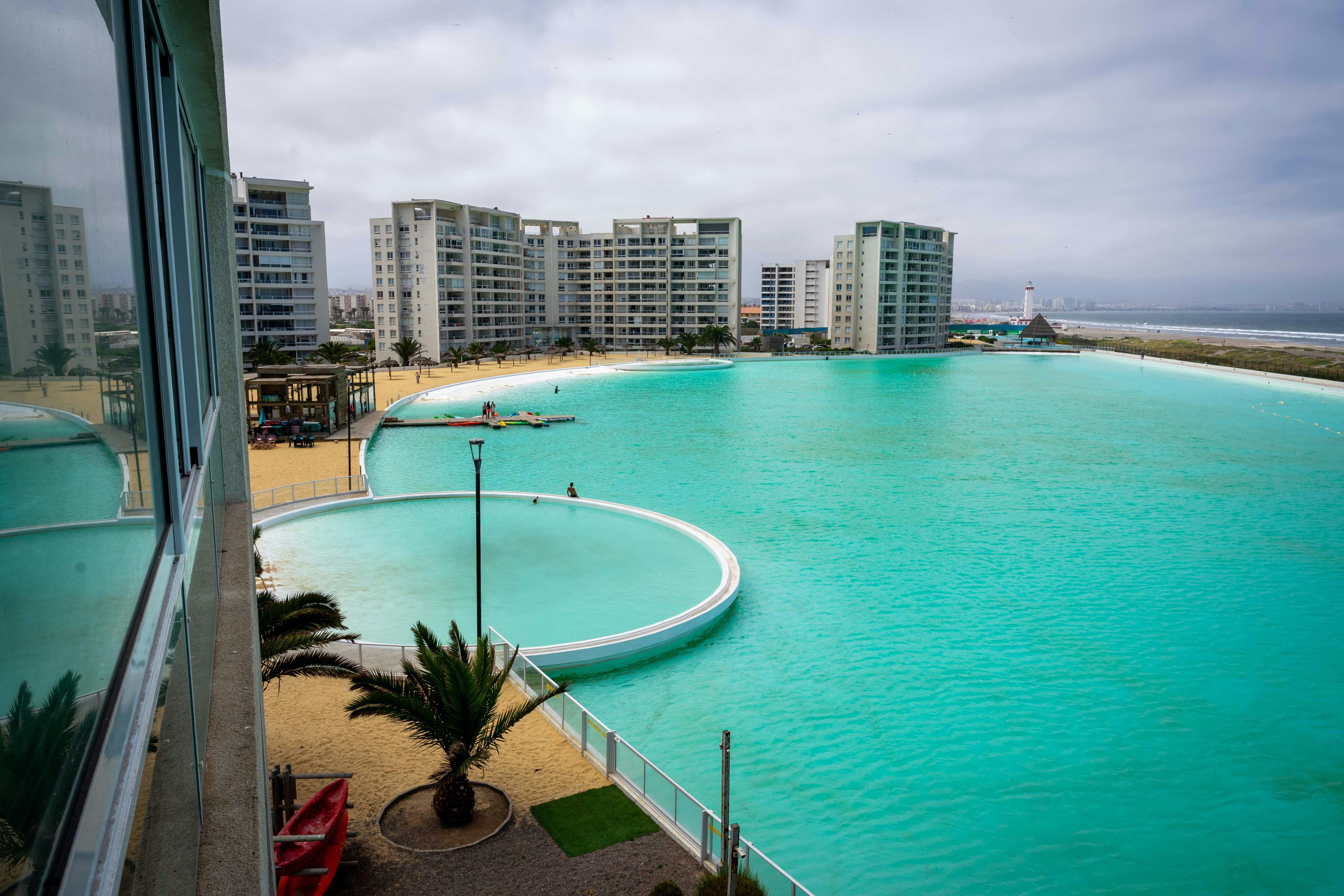 Wybrzeże Albanii jako tło sekcji porównującej styl zakupu w Durrës i Vlorze