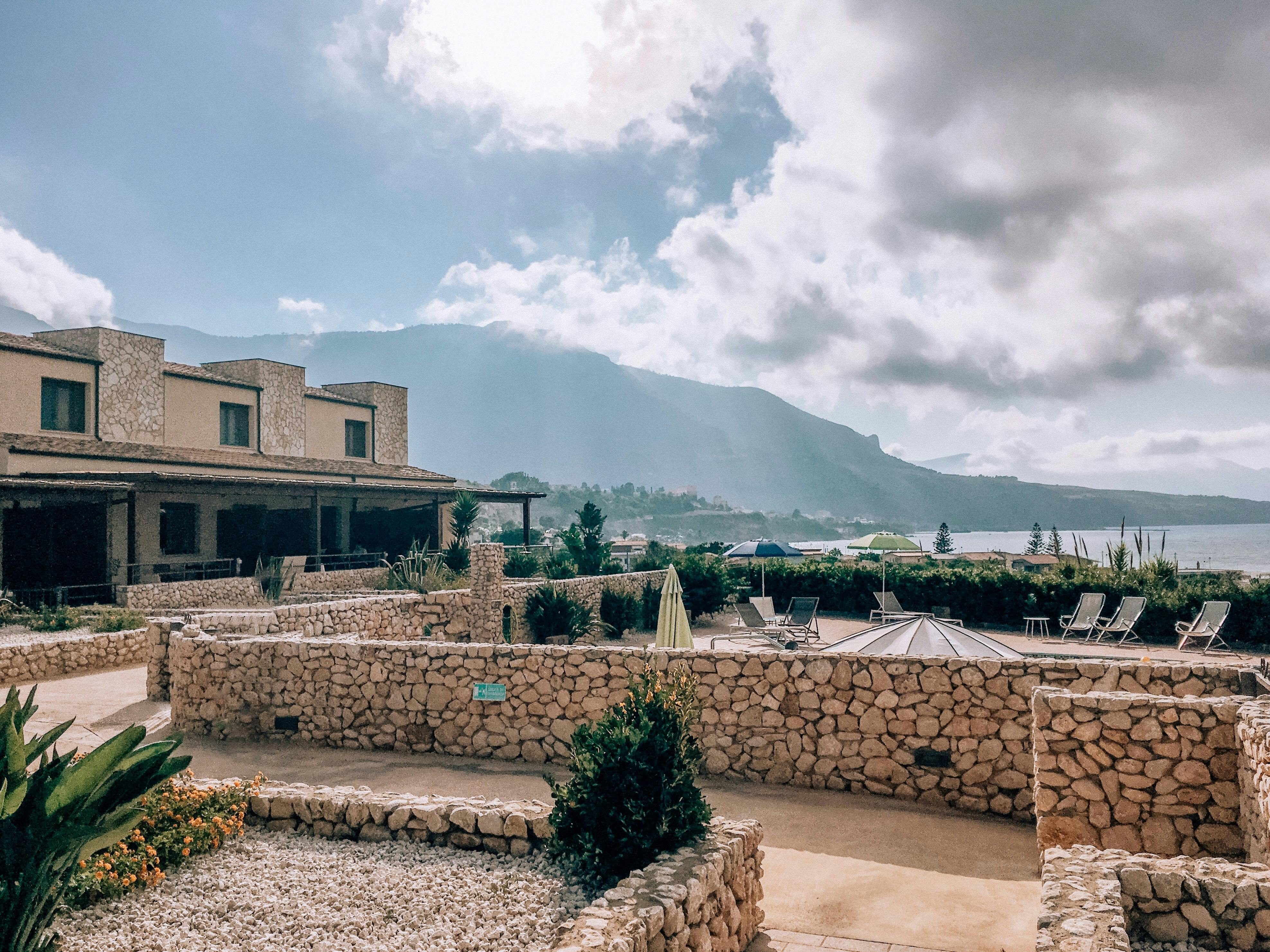 Nadmorska zabudowa Albanii jako tło artykułu o kosztach zakupu nieruchomości