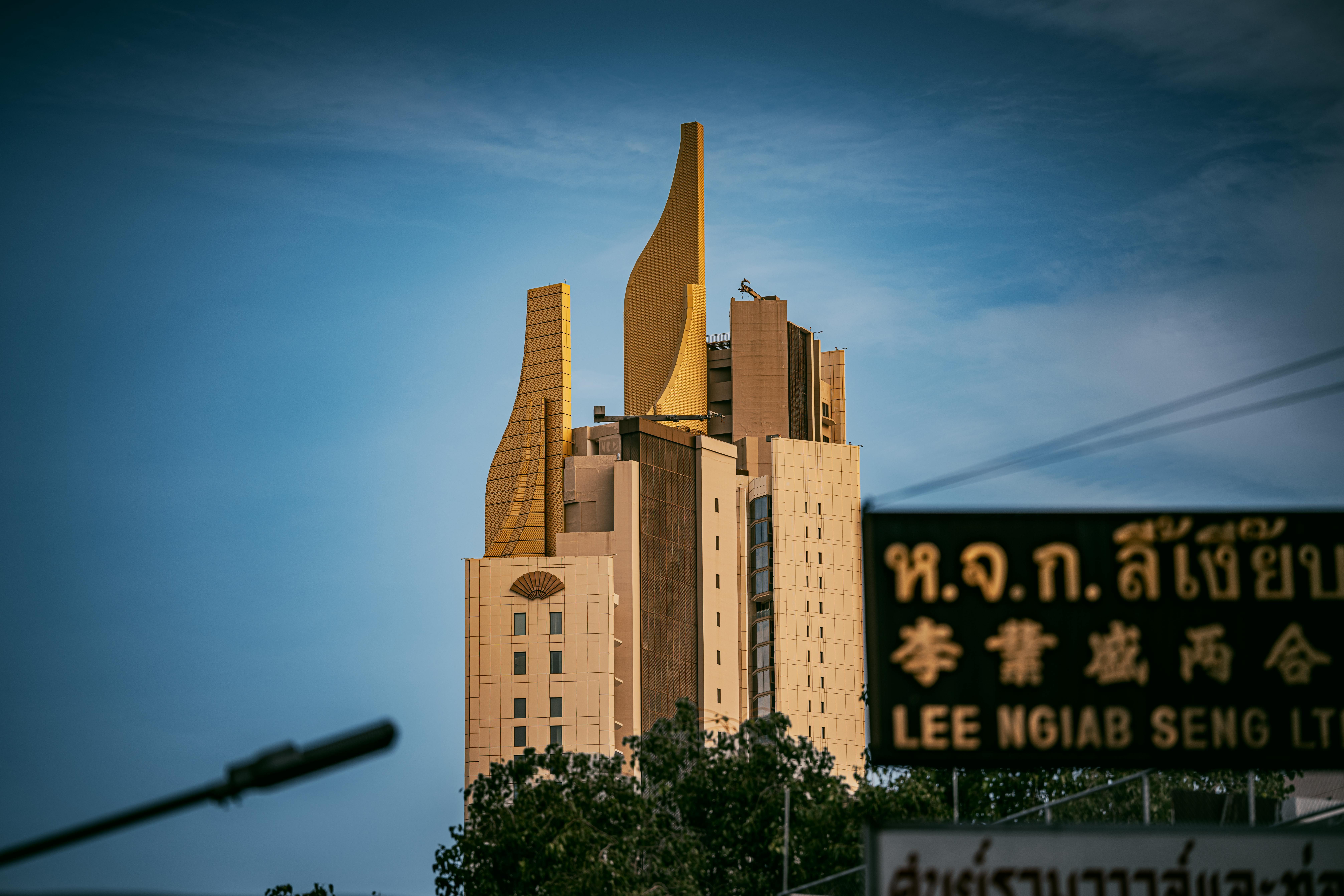 Nowoczesna zabudowa jako ilustracja gotowego condo w Tajlandii