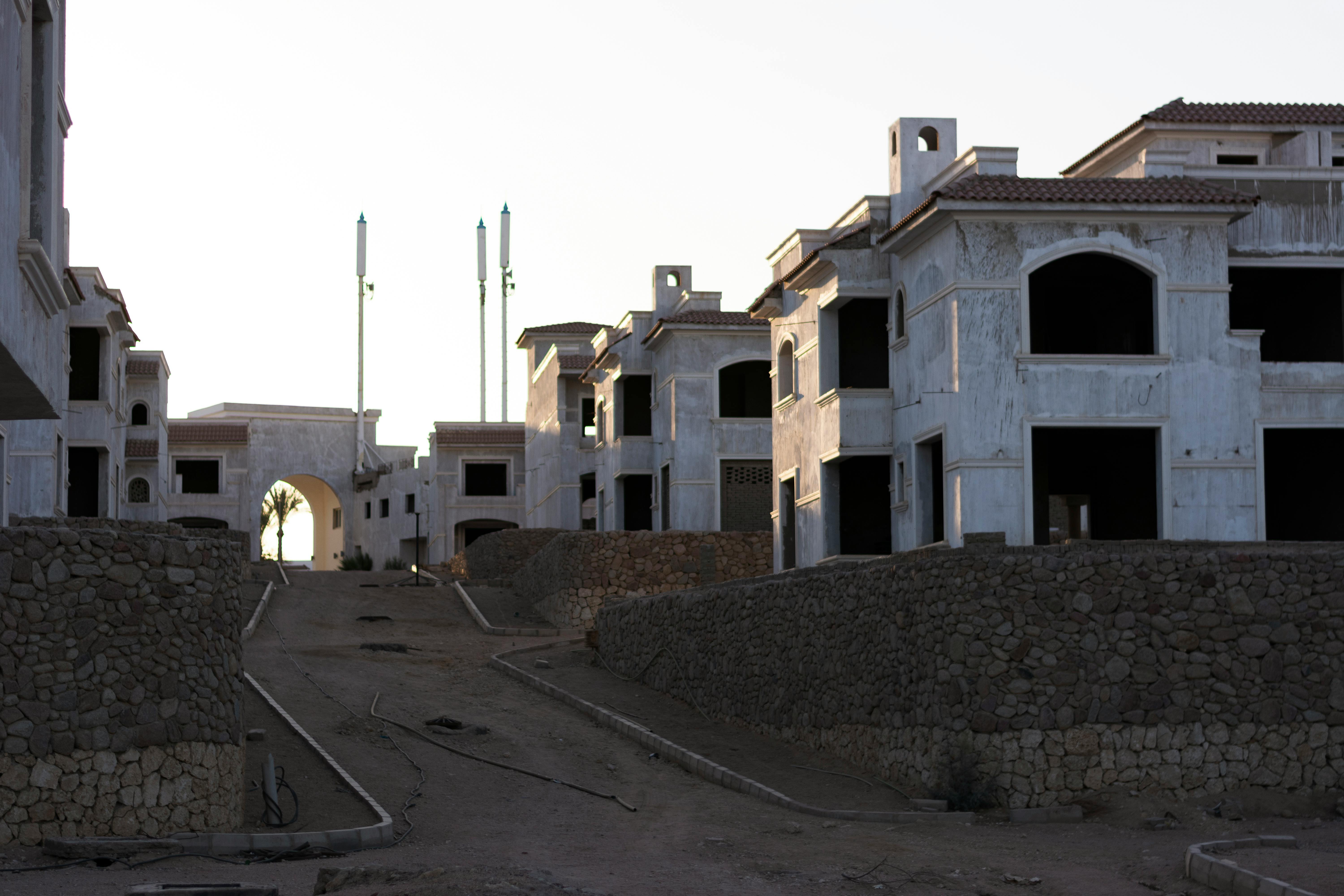 Dokumenty i podpisanie umowy – ilustracja kosztów zakupu nieruchomości w Egipcie