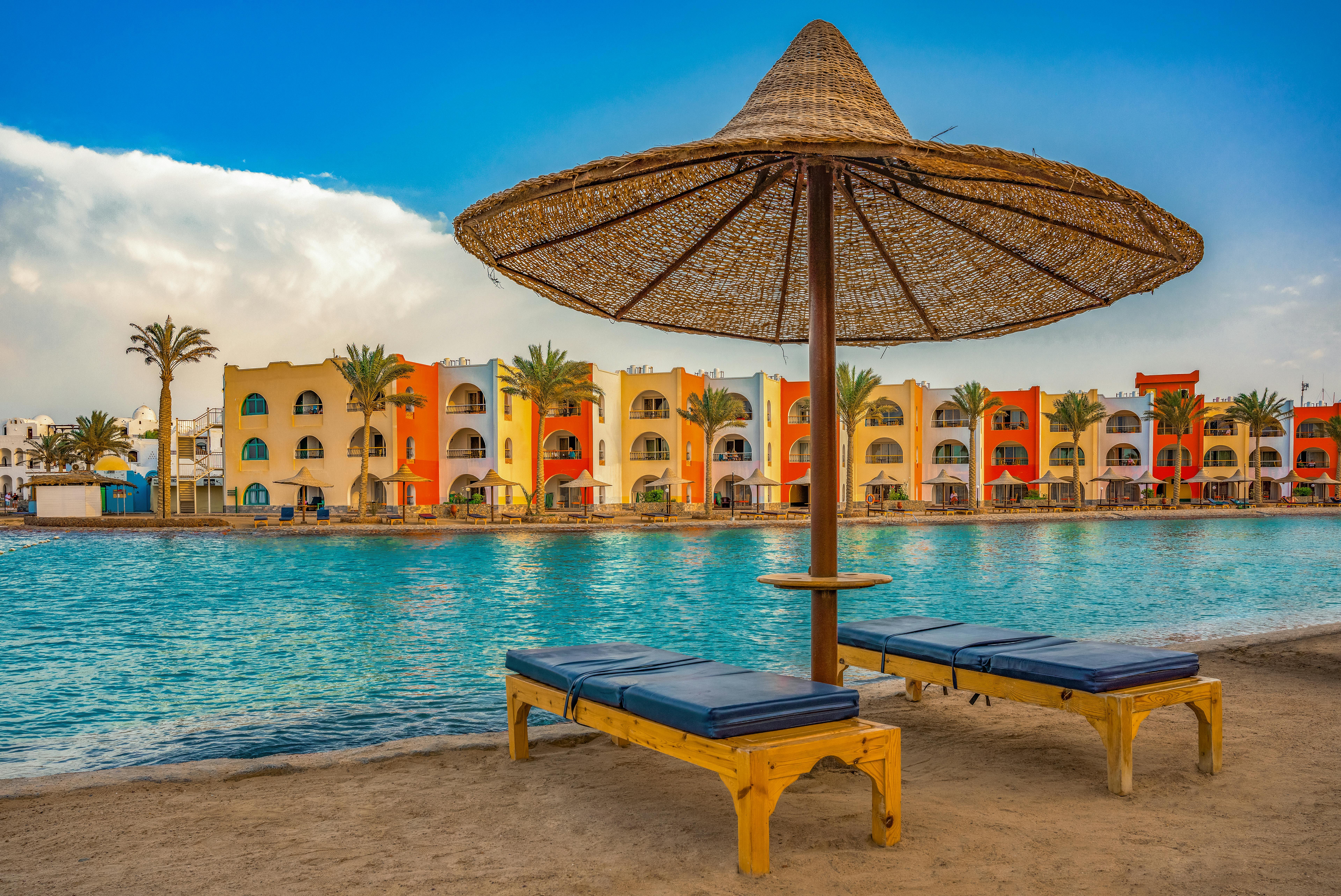 Nadmorska zabudowa w Egipcie – ilustracja porównania Hurghady i El Gouny