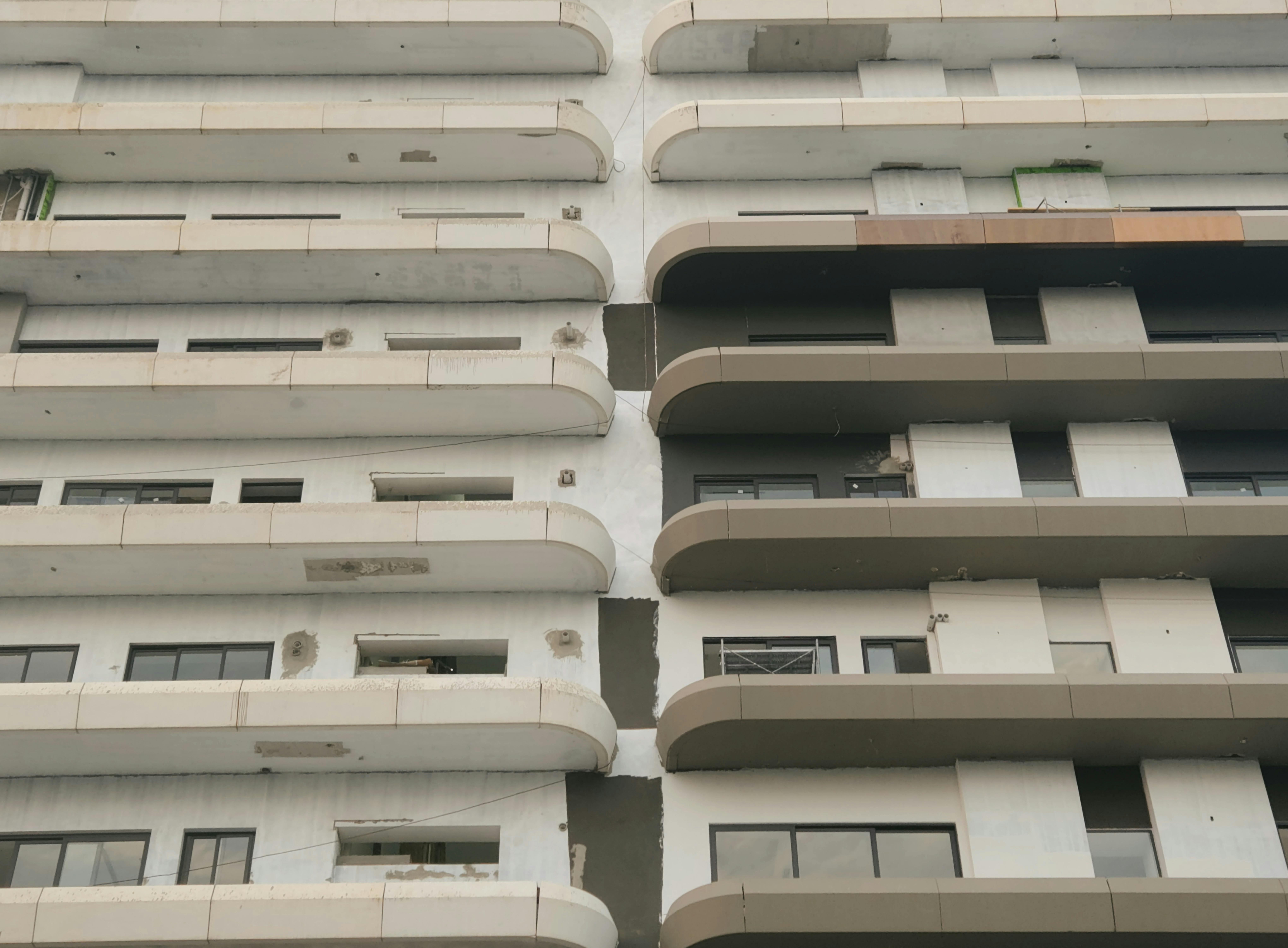 Egipska zabudowa i morze – tło sekcji o lokalizacjach nieruchomości w Egipcie